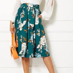 NWOT Eva Mendes Emerald Floral Pattern Skirt